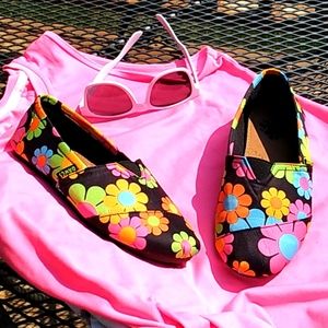Women's Dawgs bright retro floral shoes size 5